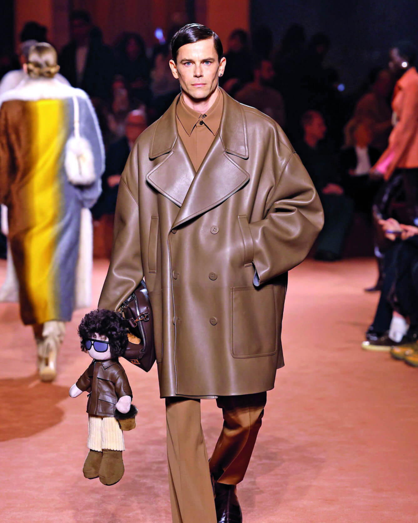 Мужская одежда шоколадного цвета